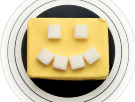 Eat Art Smiley aus Butter und Zuckerwürfeln